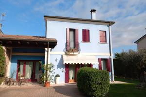 Casa bifamigliare con ampio giardino, tettoia