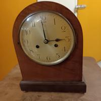 vecchio orologio a pendolo da tavolo