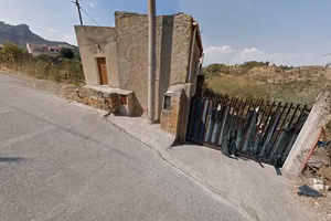 casa e terreno in contrada Baronessa 