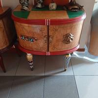 comodino radica dipinto a mano
