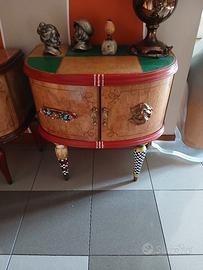 comodino radica dipinto a mano