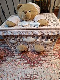 Cesta in vimini e peluche