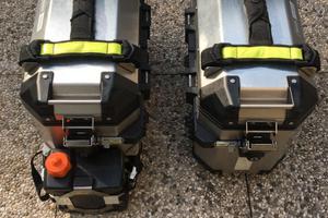 Coppia Valigie Givi Outback Trekker CAM