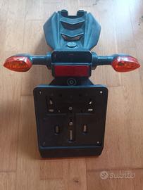 Portatarga OEM Yamaha XJ6 con frecce e catadiottro