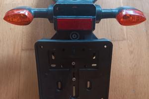 Portatarga OEM Yamaha XJ6 con frecce e catadiottro