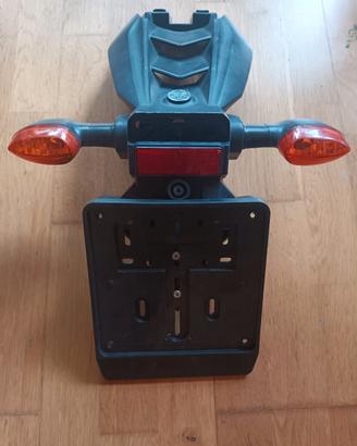 Portatarga OEM Yamaha XJ6 con frecce e catadiottro