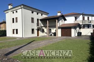 Town-center living in an elegant villa - Villa sin