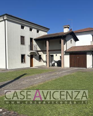 Town-center living in an elegant villa - Villa sin