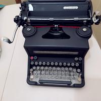 Macchina da scrivere Olivetti 