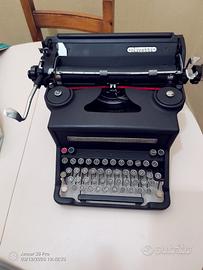 Macchina da scrivere Olivetti 