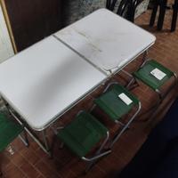 Tavolo pieghevole con 4 sgabelli da campeggio