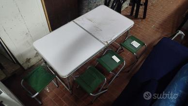 Tavolo pieghevole con 4 sgabelli da campeggio