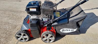 arieggiatore e scarnificatore per prato