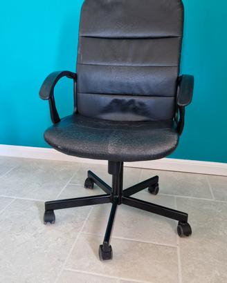 Sedia ufficio Ikea nera girevole con braccioli