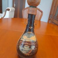 Decanter per vini avvolto in pelle.