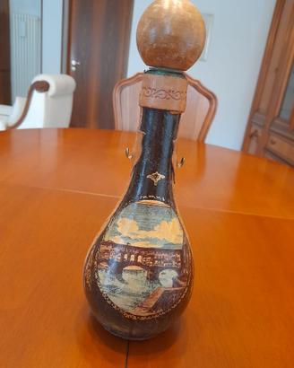 Decanter per vini avvolto in pelle.