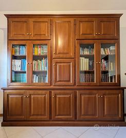 Libreria e scrivania in noce su misura