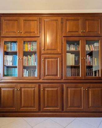 Libreria e scrivania in noce su misura