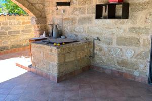 Incantevole Villa Stile Rustico e Giardino Alberat