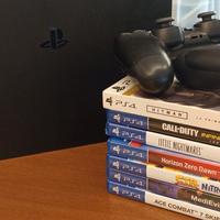 ps4 500gb + 9 giochi +2 controller