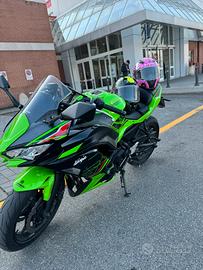 Kawassaki ninja650 con scarico Ak