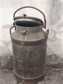 bidone antico del latte