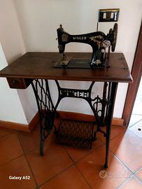 Macchina da cucire d'epoca SINGER 128K con mobile