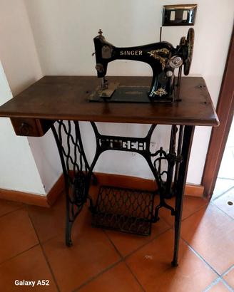 Macchina da cucire d'epoca SINGER 128K con mobile