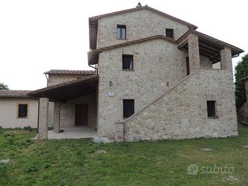 Rustico / Casale di 470 m² con più di 5 locali a A