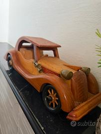 Auto d’epoca in legno