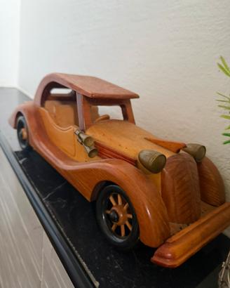 Auto d’epoca in legno