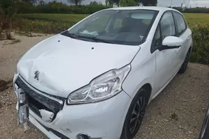 Peugeot 208 1.2 benzina Incidentata