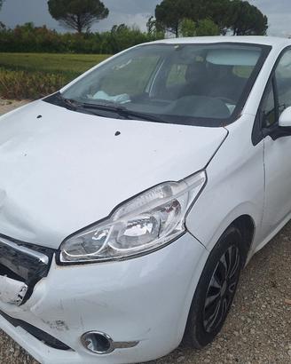 Peugeot 208 1.2 benzina Incidentata