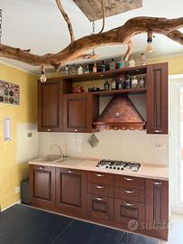 Cucina in legno massello con elettrodomestici