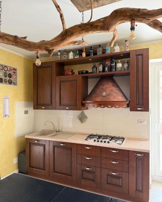 Cucina in legno massello con elettrodomestici