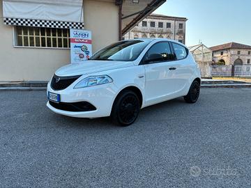 Lancia Ypsilon 1.2 69 CV Elefantino Blu 5 POSTI