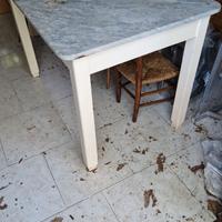 Tavolo in legno con top in marmo