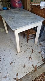 Tavolo in legno con top in marmo