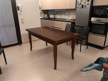 Tavolo in legno rettangolare allungabile