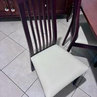 Quattro sedie in mogano e pelle bianca