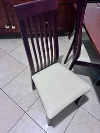 Quattro sedie in mogano e pelle bianca