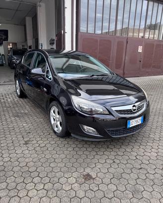 Opel Astra 5p COSMO S
