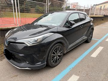 Automobile Toyota ch-r CHR nera