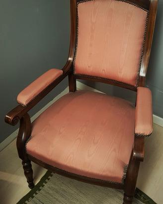 Poltrona in stile con braccioli imbottita