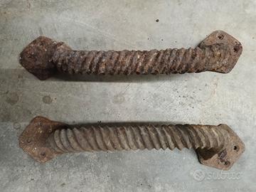 Coppia di maniglie antiche in ferro battuto 