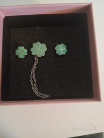 collana e orecchini a quadrifoglio di stroli