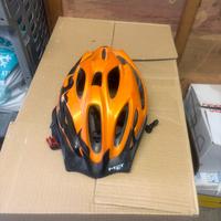 Casco arancione e nero con fiamma lateralmente