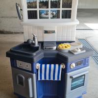 Cucina giocattolo con pentoline