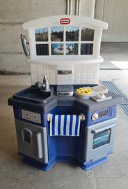 Cucina giocattolo con pentoline