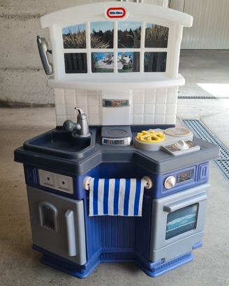 Cucina giocattolo con pentoline